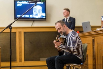 O hudební doprovod při vyhlášení výsledků 10. ročníku soutěže se postaral kytarista a písničkář Jan-Matěj Rak (9. 4. 2018). 