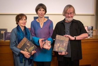 Editorky Knihy roku 2020, publikace <i>Imago, imagines</i>, Klára Benešovská a Kateřina Kubínová s grafikem Pavlem Štefanem (1. 10. 2021).