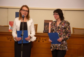 Editorky Martina Ireinová a Petra Přadková si odnesly Cenu poroty za Slovanský jazykový atlas (1. 10. 2021).