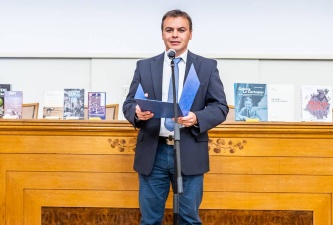 Tomáš Wencel, ředitel Střediska společných činností Akademie věd, vyhlásil jména vítězů kategorie Slovník nebo encyklopedická publikace.