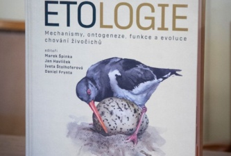 Knihou roku 2025 se stala <em>Etologie</em> Marka Špinky, Jana Havlíčka, Ivety Štolhoferové, Daniela Frynty a kol., která zvítězila také v kategorii Původní vědecká a populárně-naučná práce.<br>Foto Josef Landergott / Akademie věd ČR