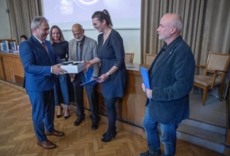 Cenu zástupcům autorského kolektivu předal předseda Akademie věd ČR Radomír Pánek.<br>Foto Josef Landergott / Akademie věd ČR
