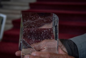 Cenou pro vítěze je křišťálová plastika z dílny sklářského mistra Jana Exnara.<br>Foto Josef Landergott / Akademie věd ČR