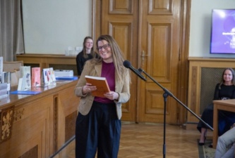 Cenu za výtvarné zpracování si odnesla Helena Šantavá za knihu <em>Orel rozsápe orla</em>.<br>Foto Josef Landergott / Akademie věd ČR