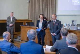 Cenu poroty převzali spoluautoři knihy <em>Obnova, sanace a rekonstrukce historických staveb</em> Klára Kroftová a Radek Ziegler.<br>Foto Josef Landergott / Akademie věd ČR